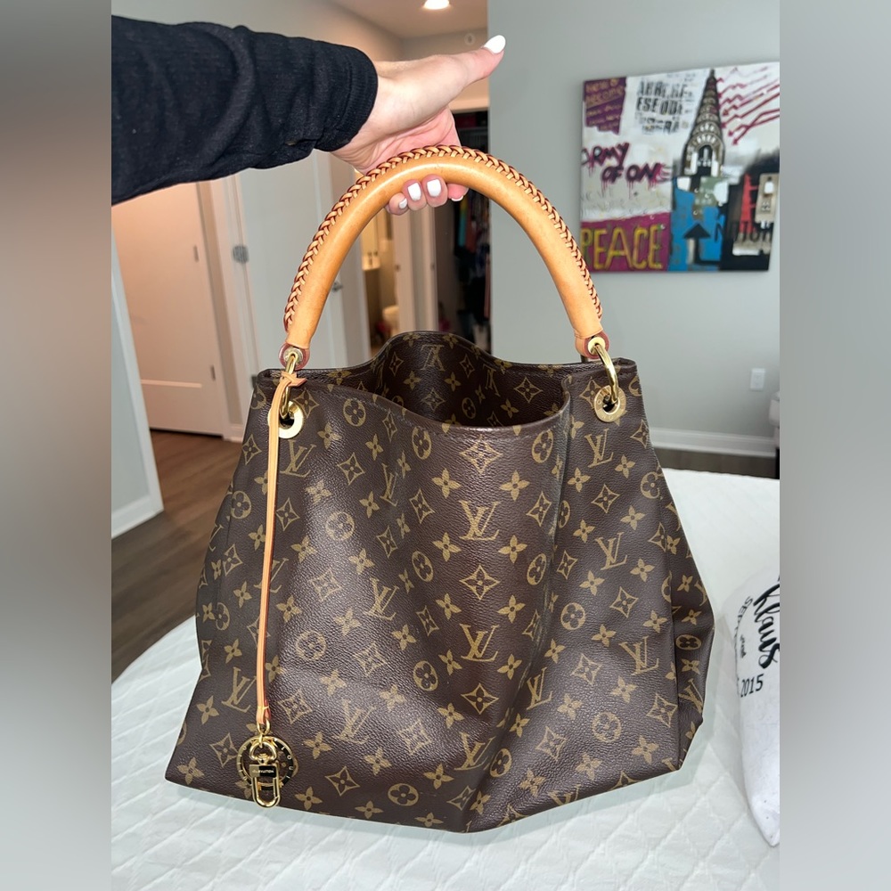 Artsy MM Louis Vuitton purse
